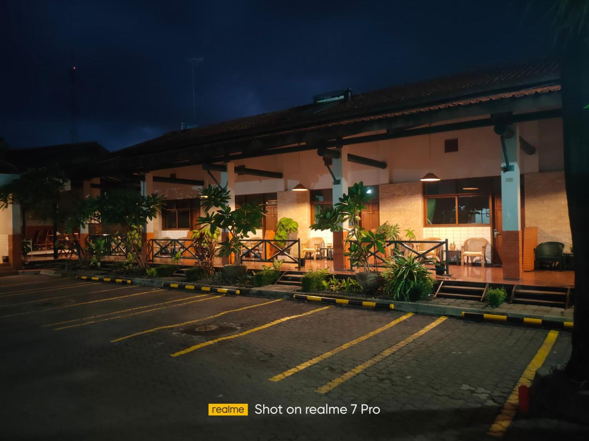 Hotel Aneka Baru Sleman  Exteriör bild