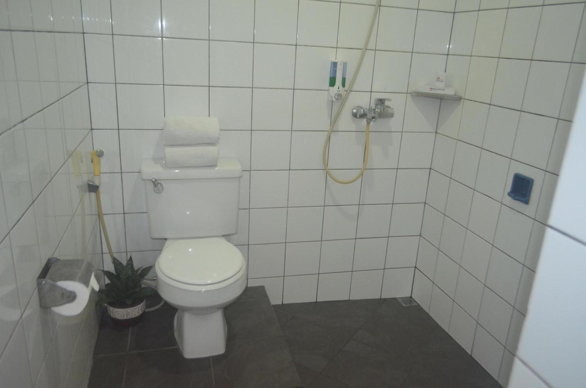 Hotel Aneka Baru Sleman  Exteriör bild