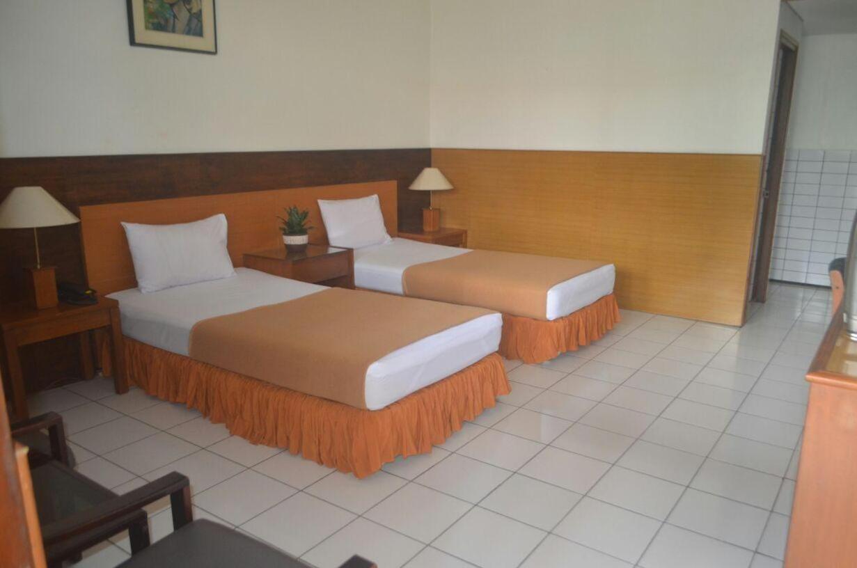 Hotel Aneka Baru Sleman  Exteriör bild