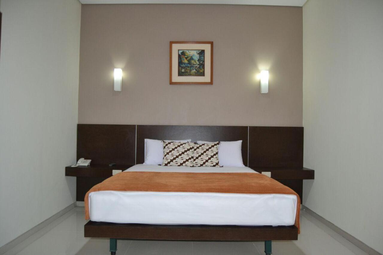 Hotel Aneka Baru Sleman  Exteriör bild